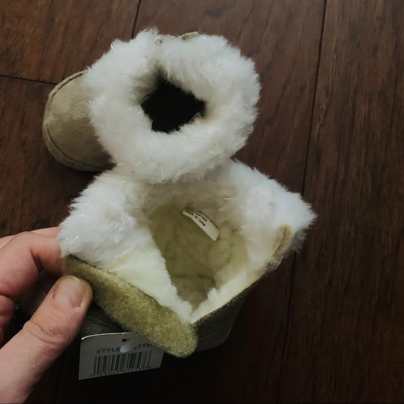 Baby tan UGG-like boots - Picture 4 of 7